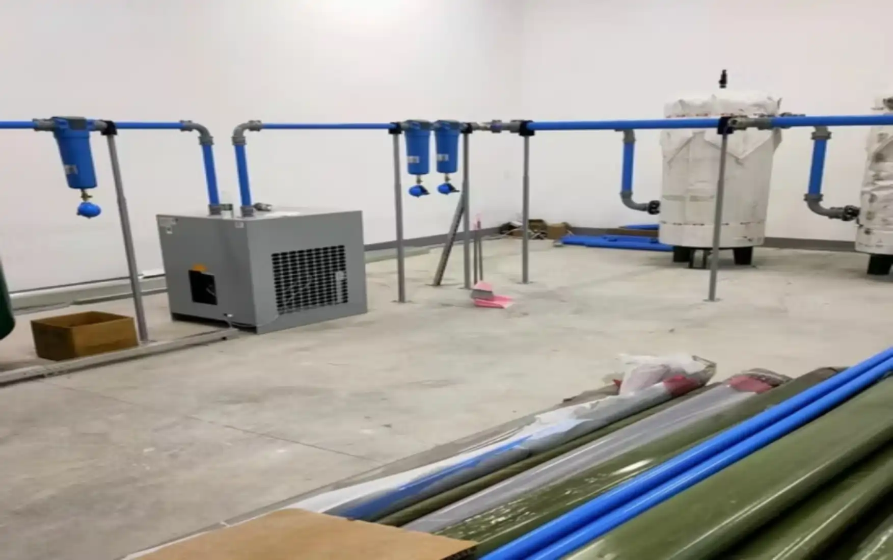 Montaje de redes de distribución aéreas en aluminio anodizado