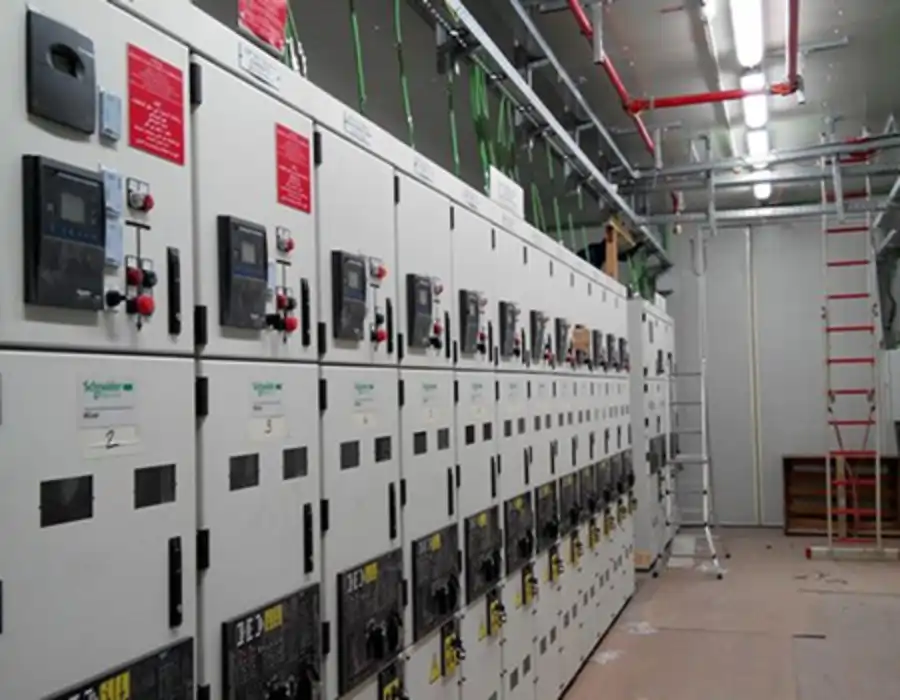 Cuarto de distribución eléctrica de centro comercial