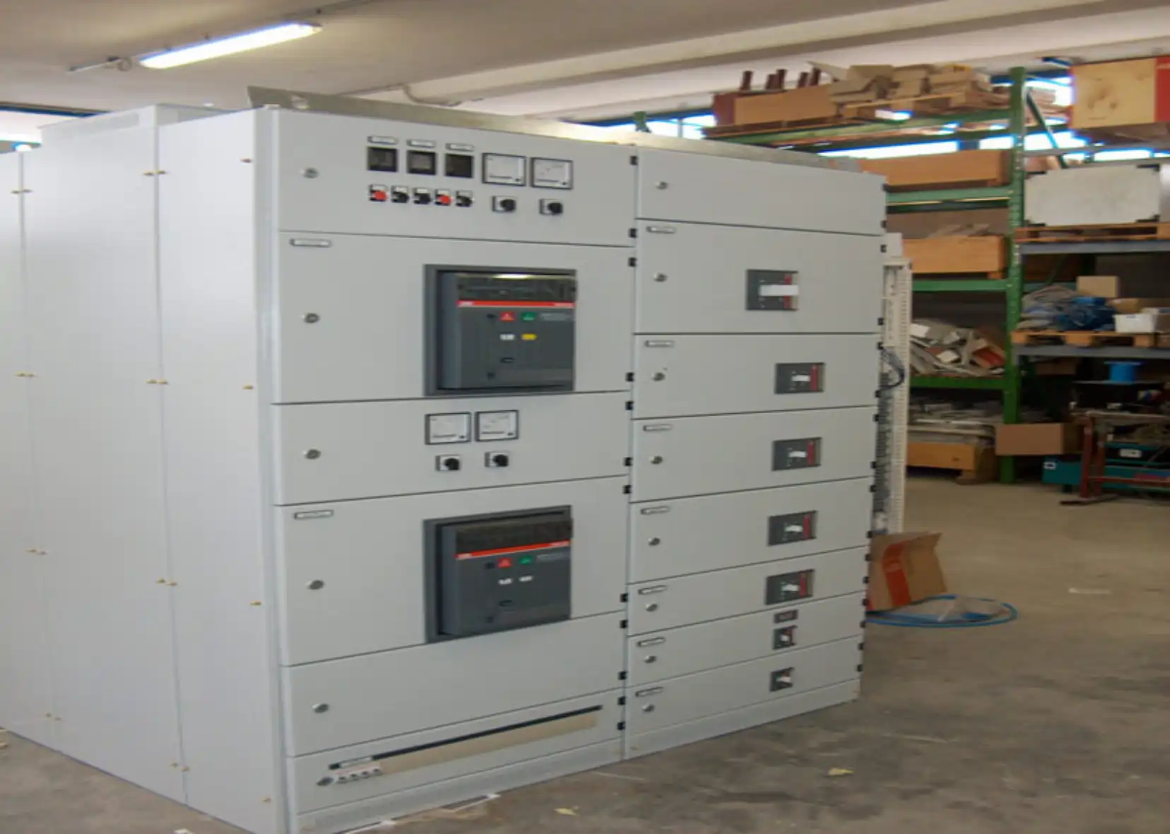Montaje de tablero de distribución eléctrica industrial