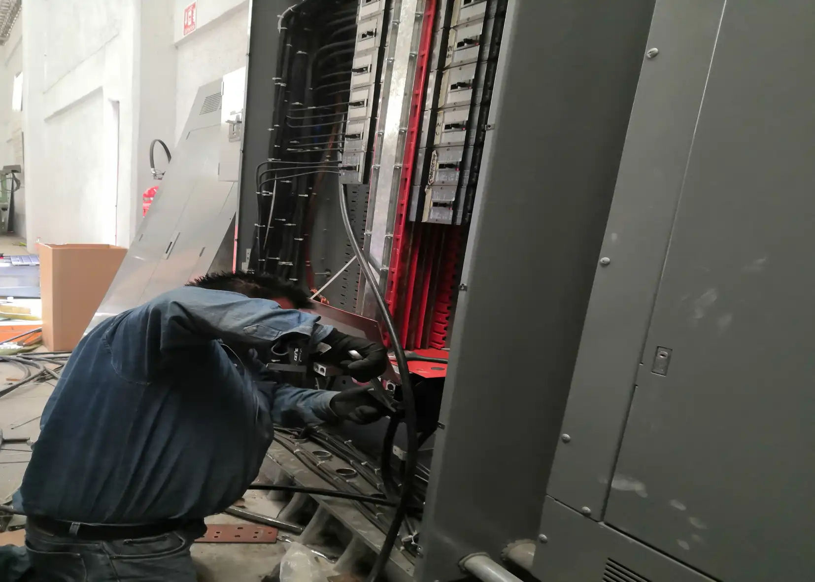 Instalación de circuitos de distribución eléctrica industrial