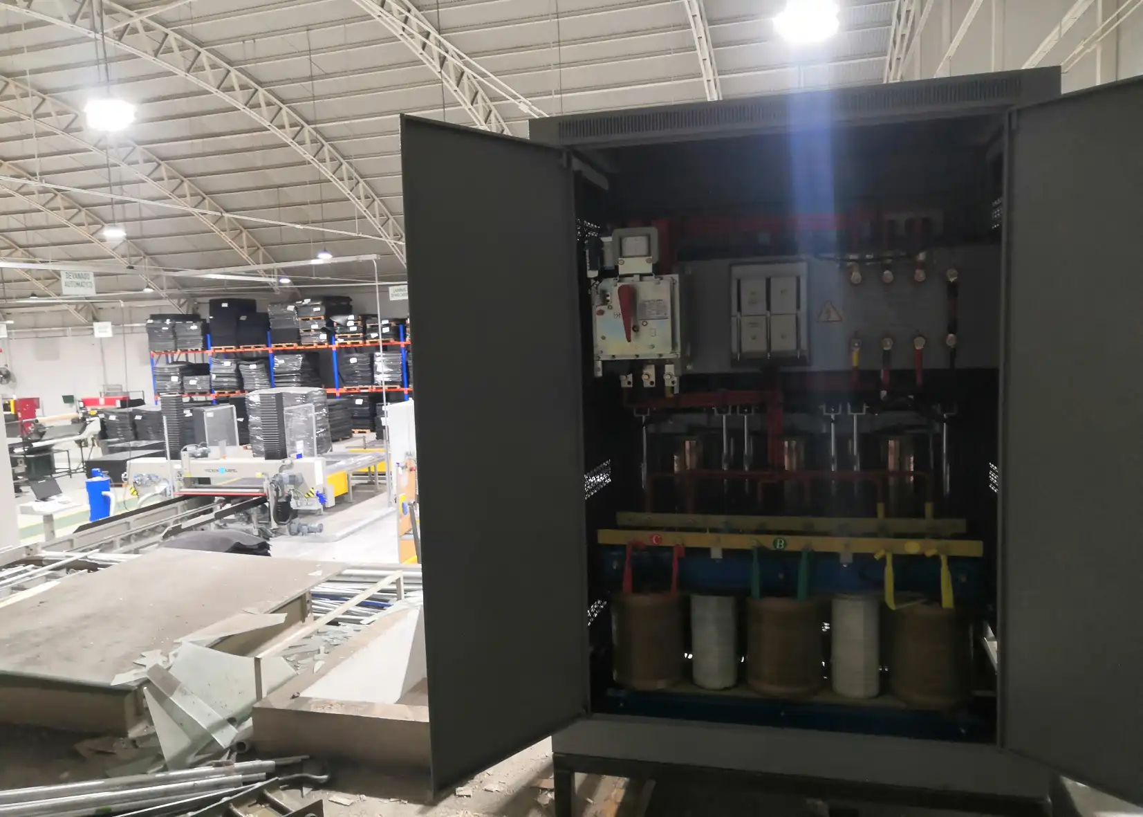 Ingenieros de IRTSA instalando un filtro activo de armónicas y banco de capacitores industrial