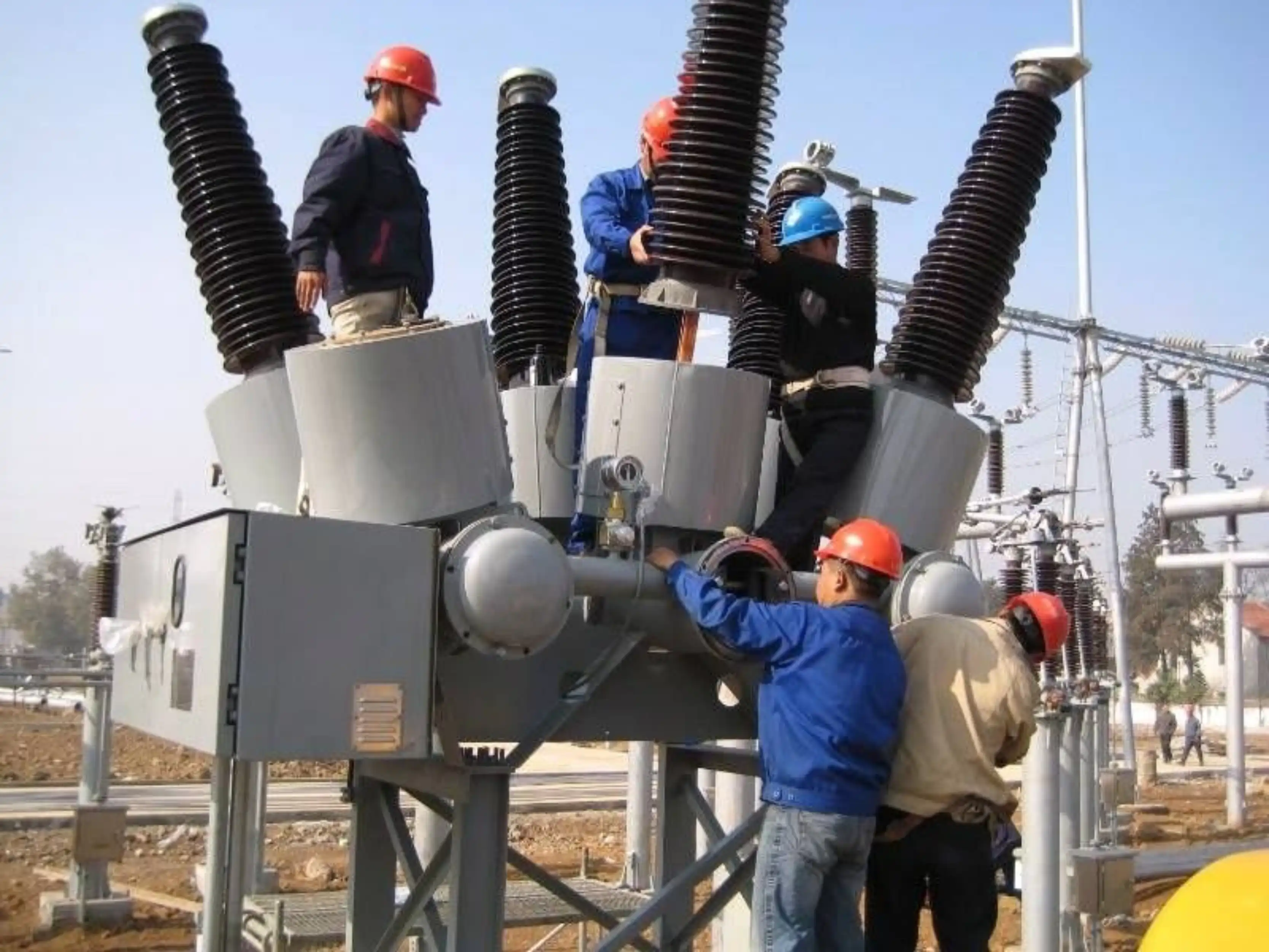 Cambio de aisladores de subestación eléctrica