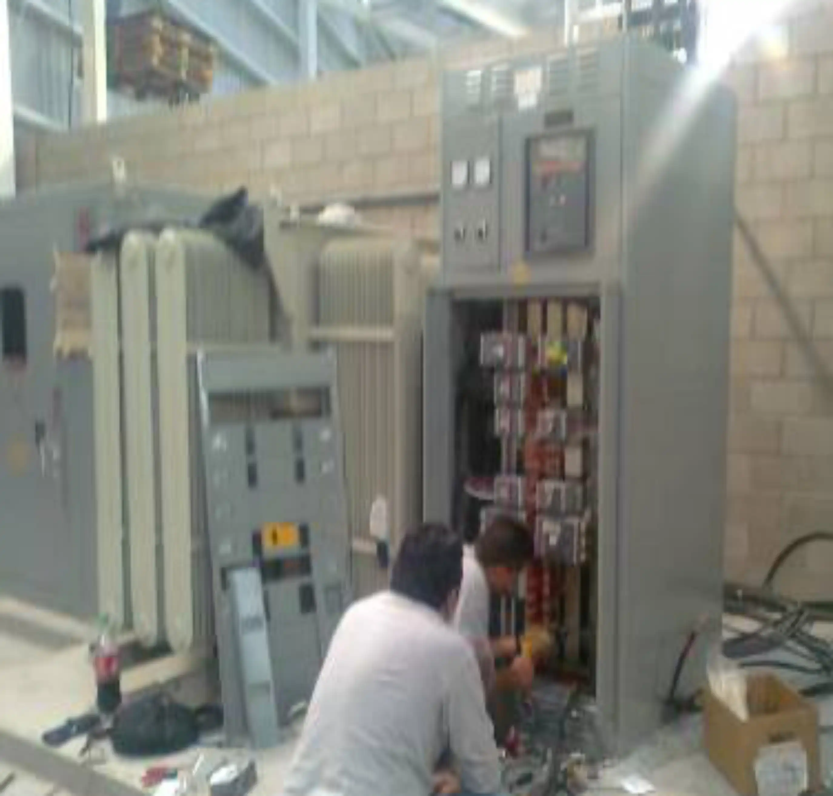 Instalación de subestación derivada, transformador de 1200 kVA y tablero de distribución
