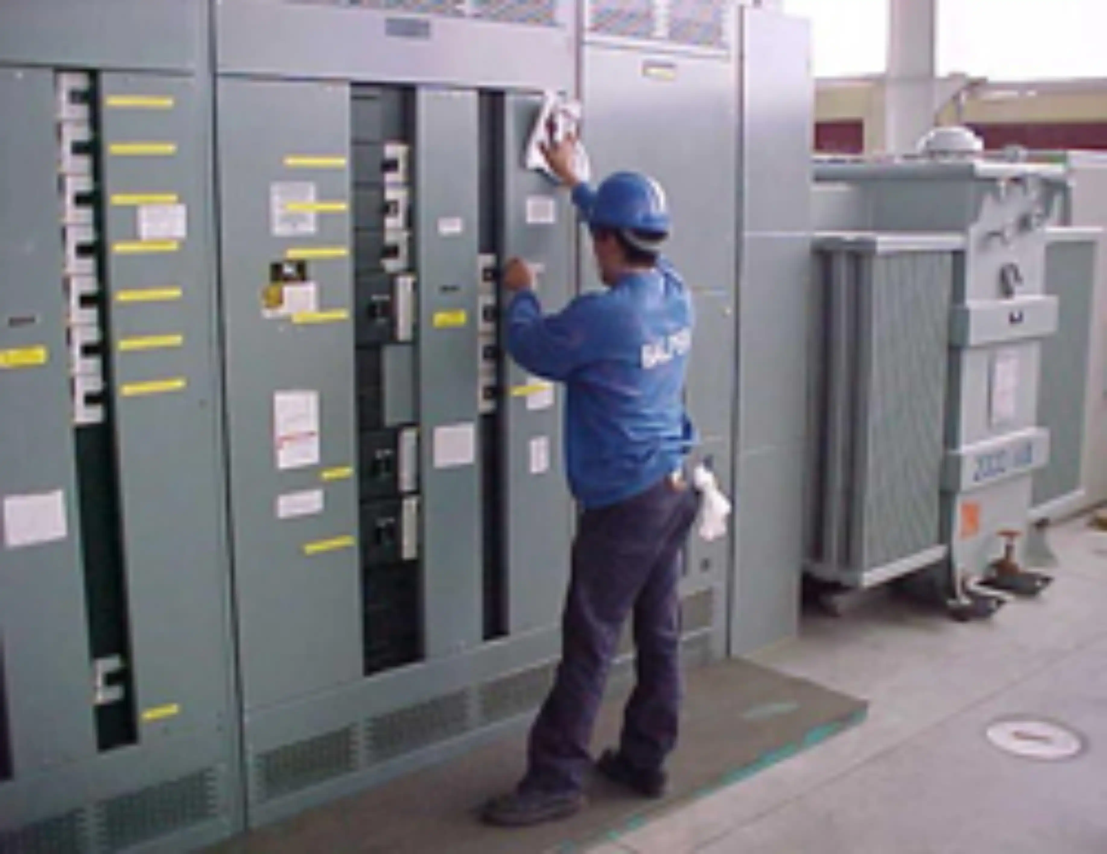 Limpieza Para Puesta en marcha de tableros de distribución eléctrica y transformador de 1500 kVA en instalación industrial