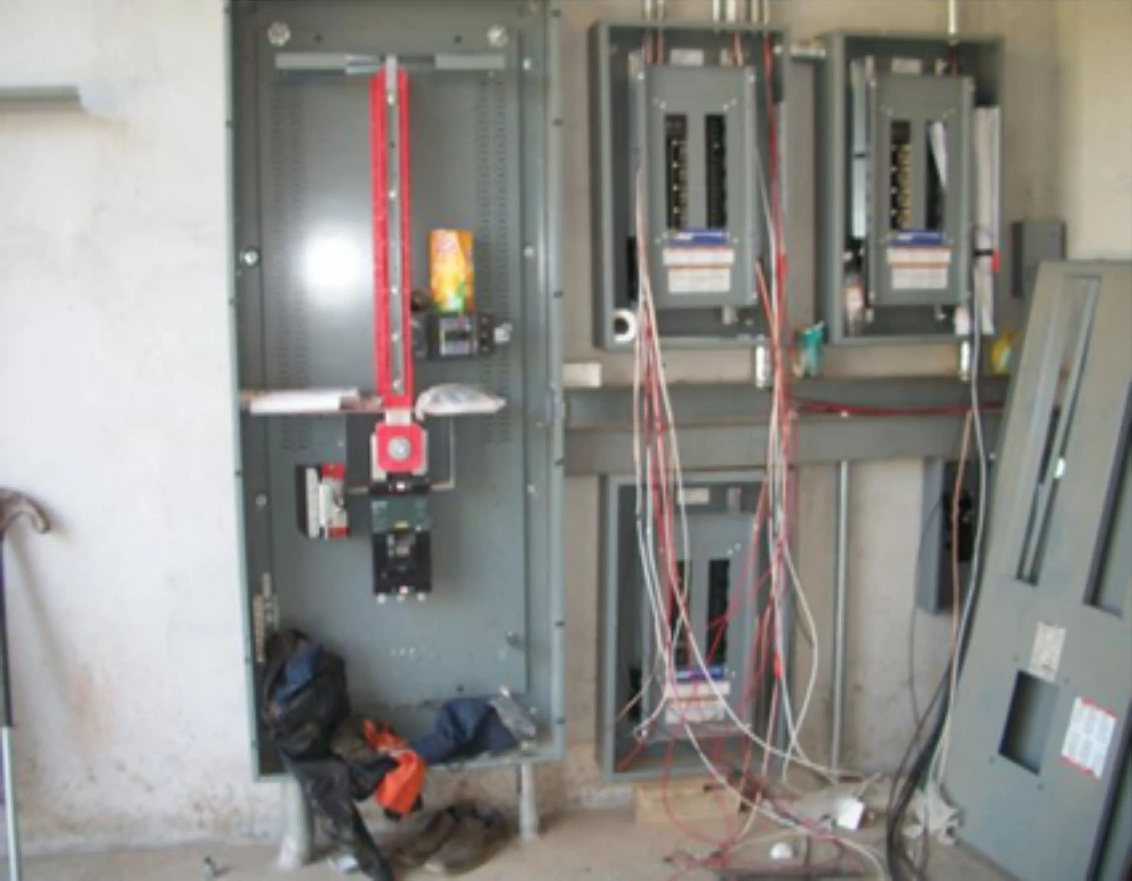 Instalando Tableros Secundarios en fabrica de pisos aglomerados
