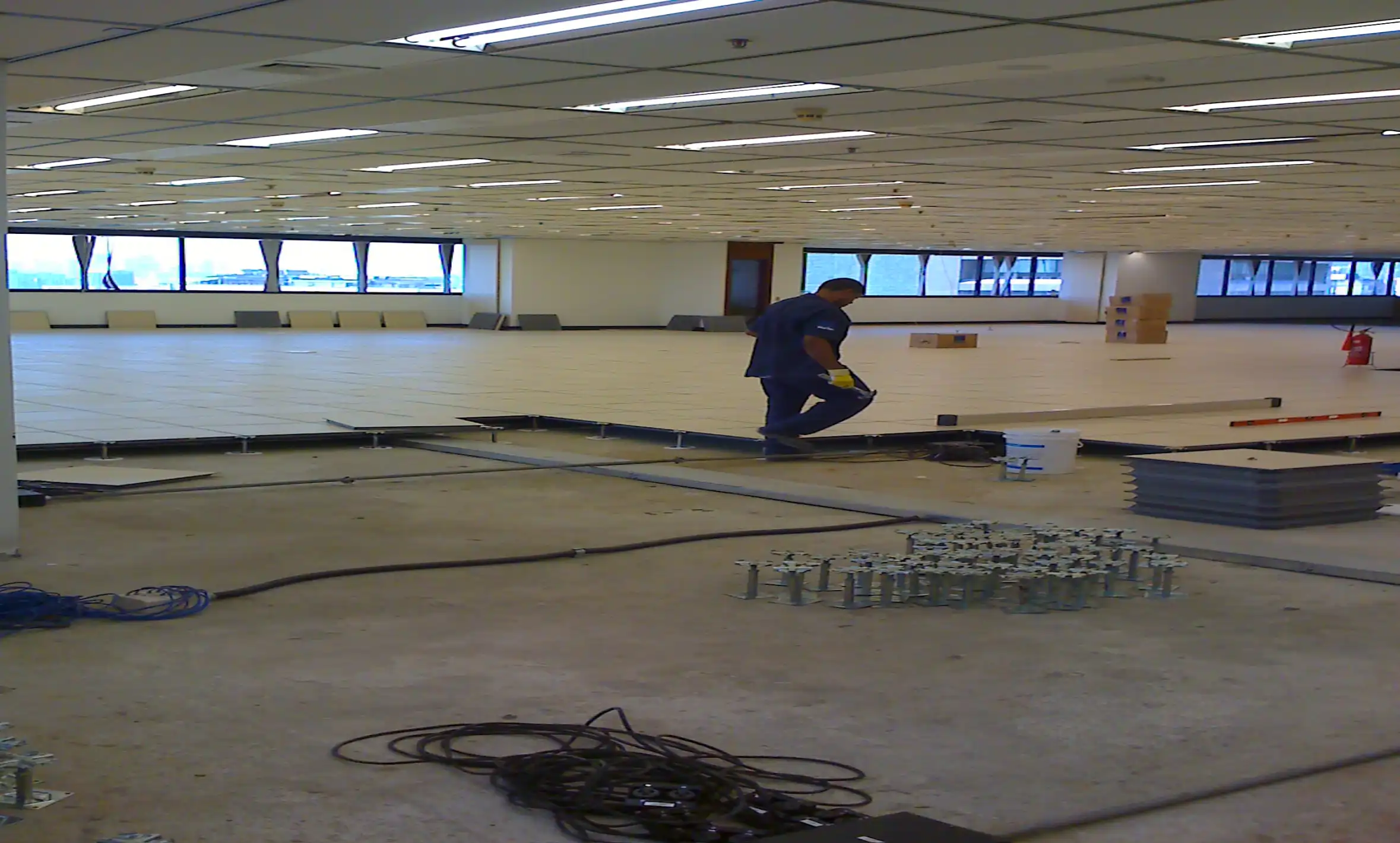 Instalación de piso para instalaciones eléctricas e infraestructura oficinas