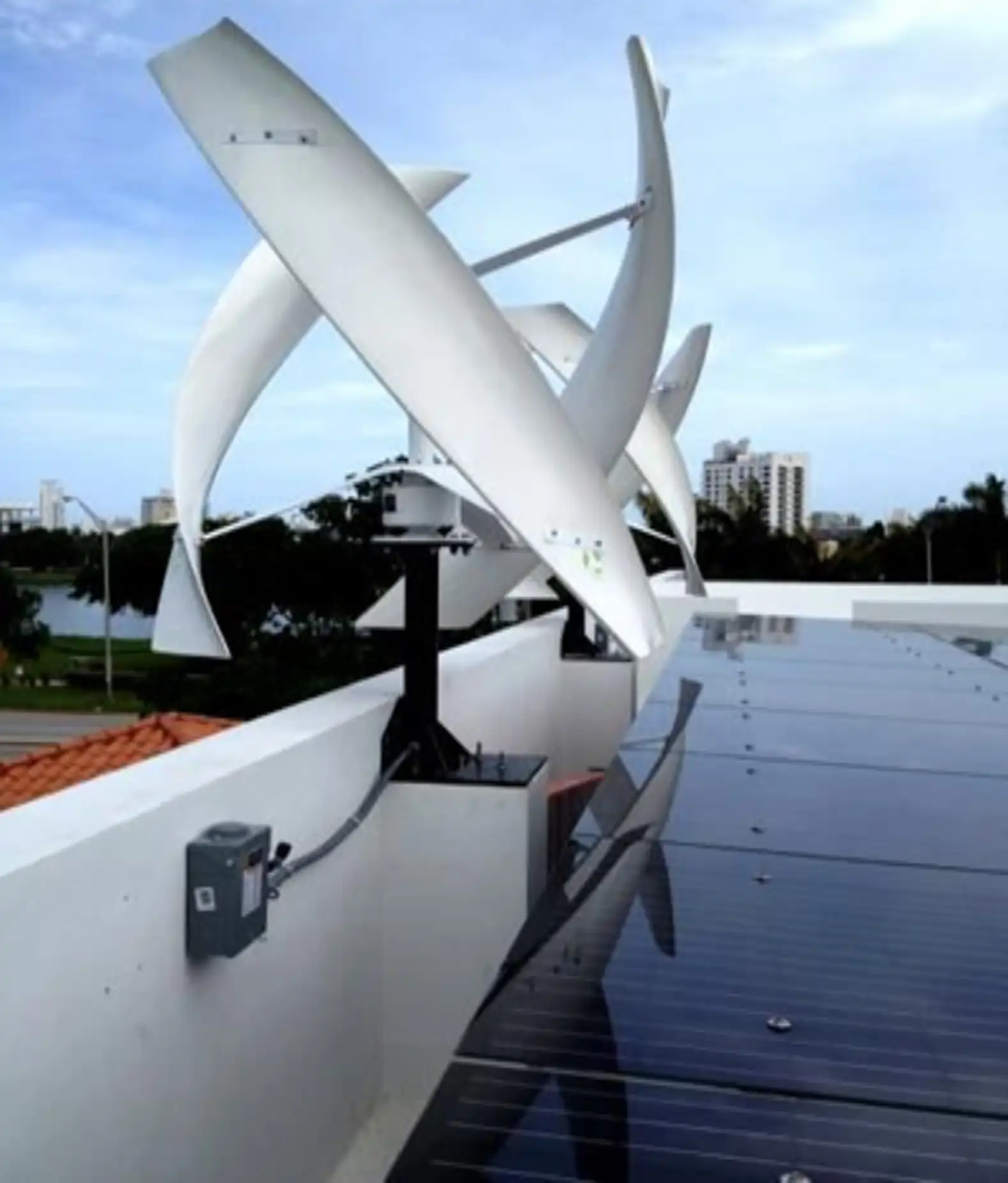 Sistema híbrido eólico y fotovoltaico para edificio corporativo